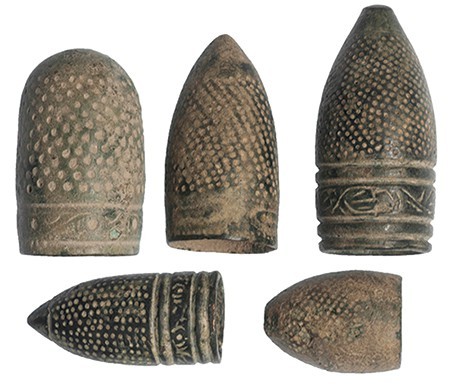 HISPANO-ÁRABE. Lote de cinco dedales (X-XI d.C.). Bronce. 3 de sastre y 2 de gua...