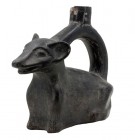 PREHISPÁNICO. Botella "gollete" con asa de estribo. Cultura Moche (200 a.C. - 600 d.C.). Con representación de venado. Altura 15,4 cm.