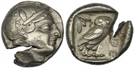 ÁTICA. Atenas. Tetradracma (454-404 a.C.). A/ Cabeza de Atenea a der. con casco adornado. R/ Lechuza a der. mirando de frente; detrás creciente y rama...