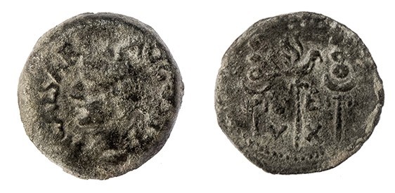 EMERITA. Semis. Tiberio. A/ Cabeza laureada a izq.; TI CAESAR AVGVSTVS. R/ Aquil...