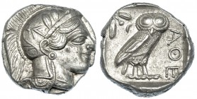 ÁTICA. Atenas. Tetradracma (454-404 a.C.). A/ Cabeza de Atenea a der. con casco adornado. R/ Lechuza a der. mirando de frente; detrás creciente y rama...