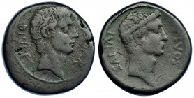 JULIO CÉSAR Y OCTAVIANO. AE. Italia (c. 38 a.C.). A/ Cabeza de Octaviano; CAESAR DIVI F. R/ Cabeza coronada de César; DIVOS IVLIVS. CRAW-535.1. Acuñac...