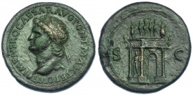NERÓN. Sestercio. Lugdunum (66-67). R/ Arco triunfal, en la parte superior emperador en cuadriga flanqueado por Victoria y Pax, en la inferior estatua...