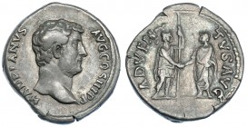 ADRIANO. Denario. Roma (134-138). R/ Roma dando la mano al emperador; ADVENTVS AVG. RIC-225. MBC.