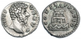 LUCIO VERO. Denario. Roma (169). R/ Pira funeraria; CONSECRATIO. RIC-596b. MBC+.