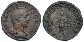 MÁXIMO. Sestercio. Roma (238). R/ Máximo a izq. con bastón y lanza, delante dos estandartes; PRINCIPI IVVENTVTIS, SC. RIC-13. MBC/MBC-.