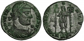 VETRANIO. Centenionalis. Siscia (350). R/ Emperador de frente con dos lábaros; CONCORDIA MILITVM, en campo A, en exergo .ASIS. . RIC-274. Leve vano. E...