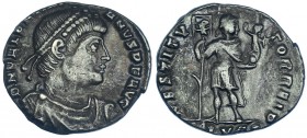 VALENTINIANO I. Silicua. Lugdunum (364-367). R/ Emperador en traje militar con victoria, lábaro con crismón y gancho en el mástil; RESTITVTOR REIP, ex...