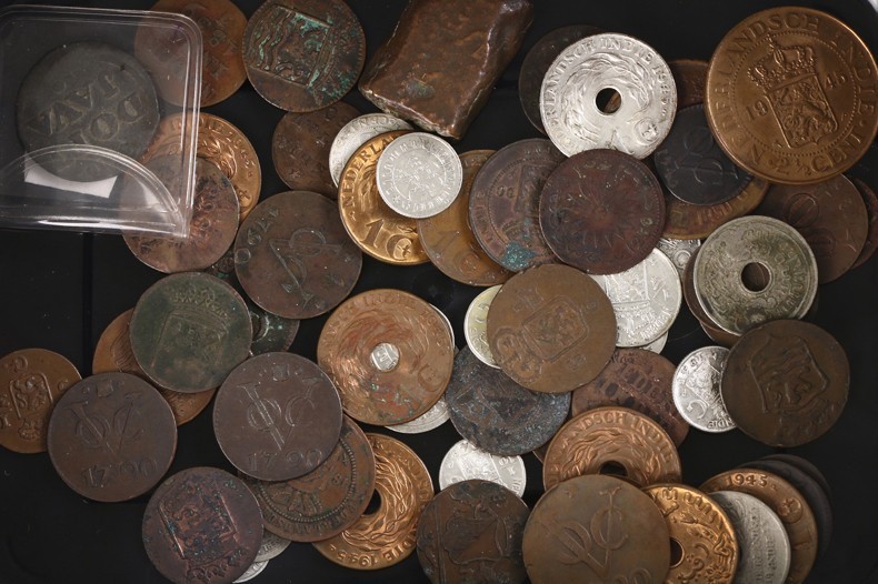 Lot VOC / Dutch Indies - Doosje munten VOC/Ned. Indië wo. (1/2) Duiten, Franse e...