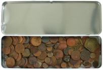 Lot VOC / Dutch Indies - Doosje koperen munten Ned. Indië periode Franse/Britse tijd, bonken, iets plantageld, etc.