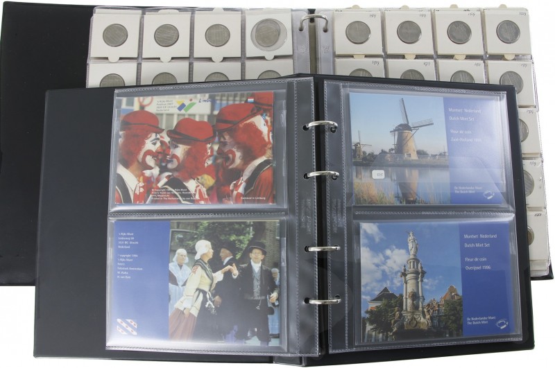 Album naoorlogse munten met veel zilverf, tevens album met FDC-sets
