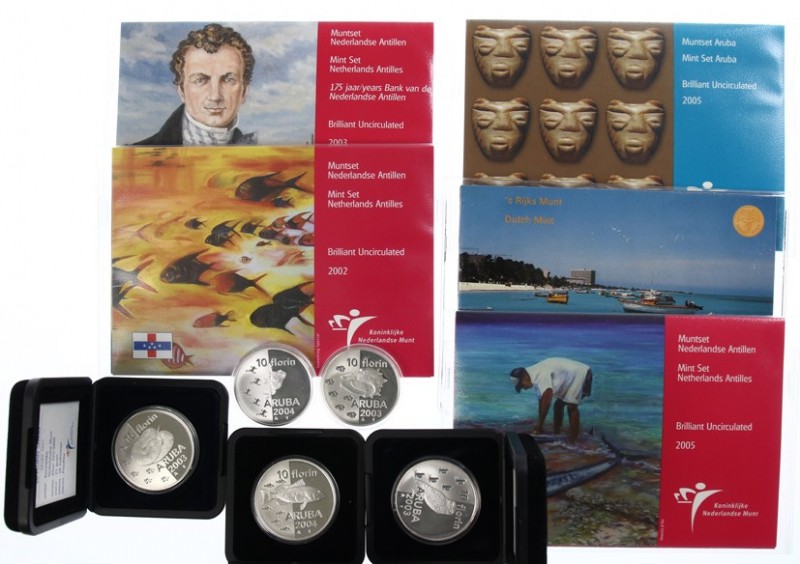 Doosje met 10 Florin herdenkingsuitgiften Aruba, tevens FDC-sets Antillen en Aru...