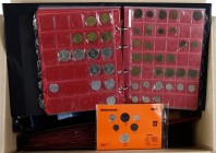 Verhuisdoos met diverse albums en doosjes munten Nederland en wereld wb. zilver en koers, tevens iets papiergeld