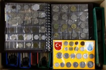 Verhuisdoos met ca. 11 albums Koninkrijk en wereld incl. Austria, Portugal en England with some silver coins