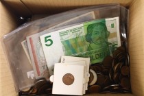 Doos met ca. 4,5 kilo bronzen en nikkelen Munten, aangevuld met iets Bankpapier