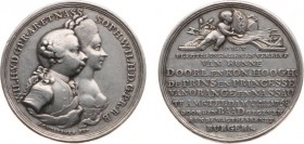 Historiepenningen - 1768 - Penning 'Intocht Willem V en prinses Wilhelmina van Pruissen in Amsterdam' door J.G. Holtzhey (VvL.424) - VZ Dubbel borstbe...