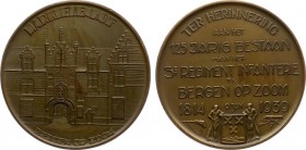 Historiepenningen - 1939 - Penning '125-jarig bestaan Derde Regiment Infanterie te Bergen op Zoom' (Bax.221a) - VZ Aanzicht Markiezenhof / KZ Acht-reg...
