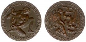 Historiepenningen - 1945 - Penning 'Rijksinspectie Kunstbescherming 1940-1945' door P. Gregoire - VZ Geknielde man met beeldje / KZ Beschermengel van ...