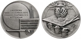 Historiepenningen - 1949/1974 - Penning 'Vereninging van Vernis- en Verf- Fabrikanten en Handelaren in Nederland' - VZ Twee handen onder gevleugelde h...