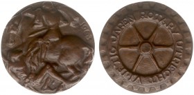 Historiepenningen - 1963 - Penning '40 jaar Rotary Utrecht' door P. de Hont - VZ St. Maarten te paard met bedelaar / KZ Tandwiel met tekst - geel bron...