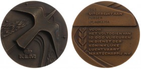Historiepenningen - 1965/1965 - 'Beloningspenning KLM voor het voltooien van 10.000 vlieguren' door M. Kutterink (KB.3133)- VZ Gestileerde vogel boven...