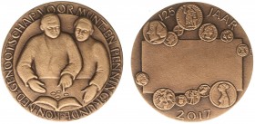 Historiepenningen - 2017 - Penning '125 jarig bestaan Kon. Ned. Genootschap voor Munt- en Penningkunde' - VZ Twee anonieme verzamelaars / KZ Rechthoek...