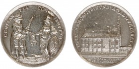 Universiteitspenningen - Leiden 1775 - Penning 'Tweede eeuwfeest Leidse Universiteit' (VvL.501, Hofstee102) - VZ Willem van Oranje overhandigt de Leid...