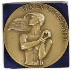 VPK-penningen - 1947 II - Penning 'Japanse vrouwenkampen' door T. Leeser (KB.1754, Til.191) - VZ Torso van geboeide vrouwenfiguur met opschrift 'Fier ...