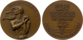 VPK-penningen - 1947 II - Penning 'Japanse vrouwenkampen' door T. Leeser (KB.1754, Til.191) - VZ Torso van geboeide vrouwenfiguur met opschrift 'Fier ...