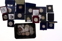 Netherlands - Doos moderne zilveren penningen w.o. veel koningshuis, jubileum Leiden e.a.