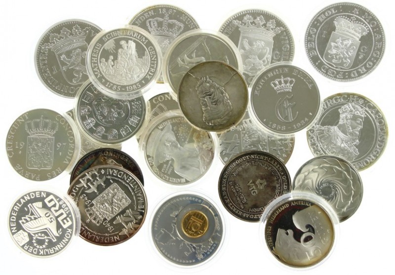 Netherlands - Doosje penningen veel zilver, ook 3 moderne zilveren dukaten en 50...