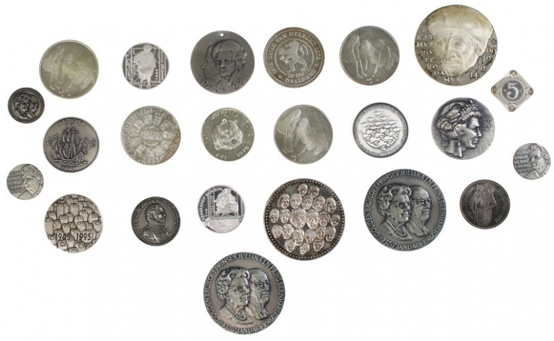 Netherlands - Doosje met ca. 22 moderne penningen w.o. zilver: Erasmus, Kamp Wes...
