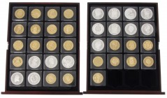 Netherlands - Vijf cassettes à twee laden inhoudend in totaal ca. 69 vergulde en/of verzilverde penningen en muntreplica's 'Historical Coins', 'Nederl...