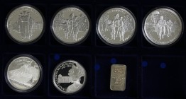 Netherlands - Cassette met ca. 6 zilveren penningen en een zilverbaartje