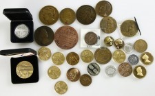 Netherlands - Doos met ca. 31 penningen koningshuis