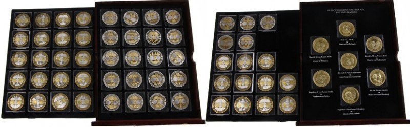 Netherlands - Twee luxe cassettes met totaal 63 verzilverde en vergulde penninge...