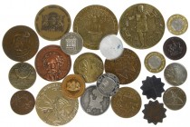 Netherlands - Doos met ca. 32 penningen w.o. Wienecke HIJSM NHM en Nat. Fonds, VPK Johan Maurits en Vriendschap Nederland Israel