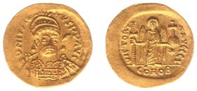 Justinus I (518-527) - AV Solidus (Constantinople, 4.54 g) - Diademed, helmeted and cuirassed bust facing slightly right, holding spear and shield / V...