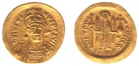 Justinus I (518-527) - AV Solidus (Constantinople, 4.48 g) - Diademed, helmeted and cuirassed bust facing slightly right, holding spear and shield / V...
