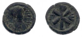 Justinus I (518-527) - AE Pentanummium (Constantinople, 1.79 g) - Diademed, draped and cuirassed bust right / Large christogram, Є to right and Γ to l...
