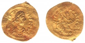 Justinianus I (527-565) - AV Semissis (Constantinople, 2.16 g) - DN IVSTINIANVS PP AVG Diademed, draped and cuirassed bust right / VICTORIA AVGGG Vict...