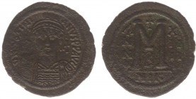 Justinianus I (527-565) - AE Follis (Nicomedia AD 540-541, 21.31 g) - DN IVSTINIANVS PP AVG Helmeted and cuirassed bust facing, holding gl.cr. and shi...
