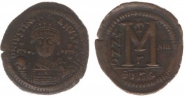 Justinianus I (527-565) - AE Follis (Theoupolis, RY 13 = AD 539-540, 21.55 g) - DN IVSTINIANVS PP AVG Helmeted and cuirassed bust facing, holding gl.c...
