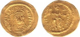 Justinus II (565-578) - AV Solidus (Constantinople, 4.35 g) - Helmeted and cuirassed bust facing, holding Victoria on globe in his right hand, and shi...