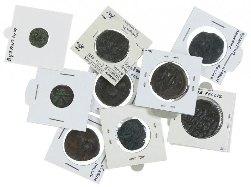 Byzantine coinage - A small lot with Byzantine bronzes including 7 Folles, mainl...