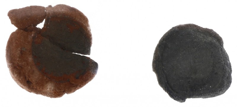 Miscellaneous - A small lot with 2 terracotta Roman clay moulds, for producing b...