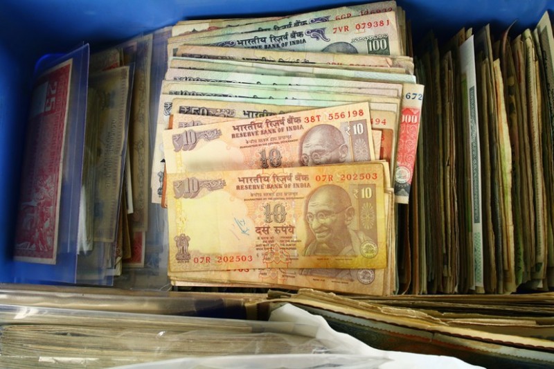 Miscellaneous - Box with a large number of world banknotes including Netherlands...