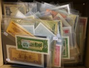 Miscellaneous - Box with a large number of papermoney world