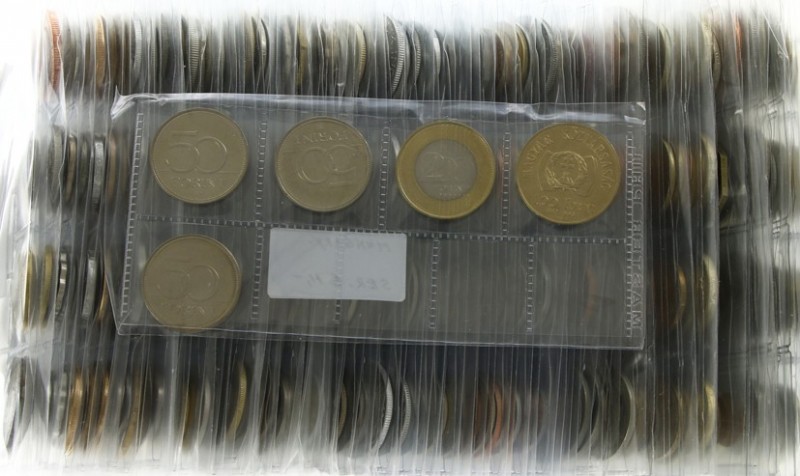 World coins - Box with appr. 400 world coins neatly packed in plastic covers, ol...