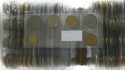 World coins - Box with appr. 400 world coins neatly packed in plastic covers, older and modern coins mixed with better years and scarcer types